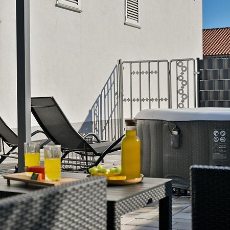 Luxury Apartment With Garden Jacuzzi And Wellness Trogir Eksteriør billede