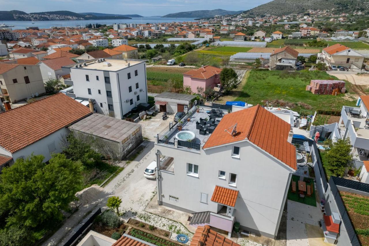 Luxury Apartment With Garden Jacuzzi And Wellness Trogir Eksteriør billede