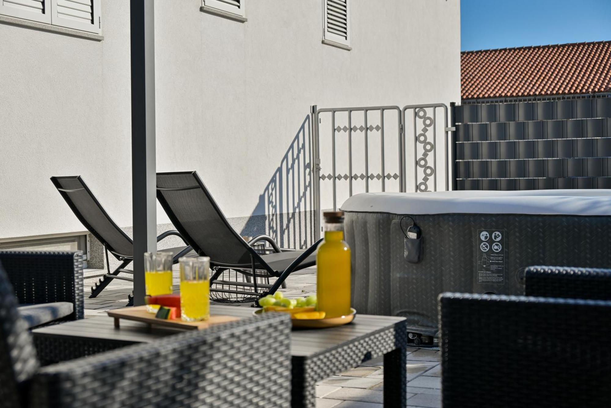 Luxury Apartment With Garden Jacuzzi And Wellness Trogir Eksteriør billede