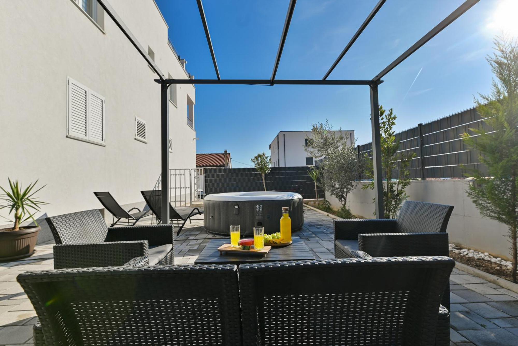 Luxury Apartment With Garden Jacuzzi And Wellness Trogir Eksteriør billede