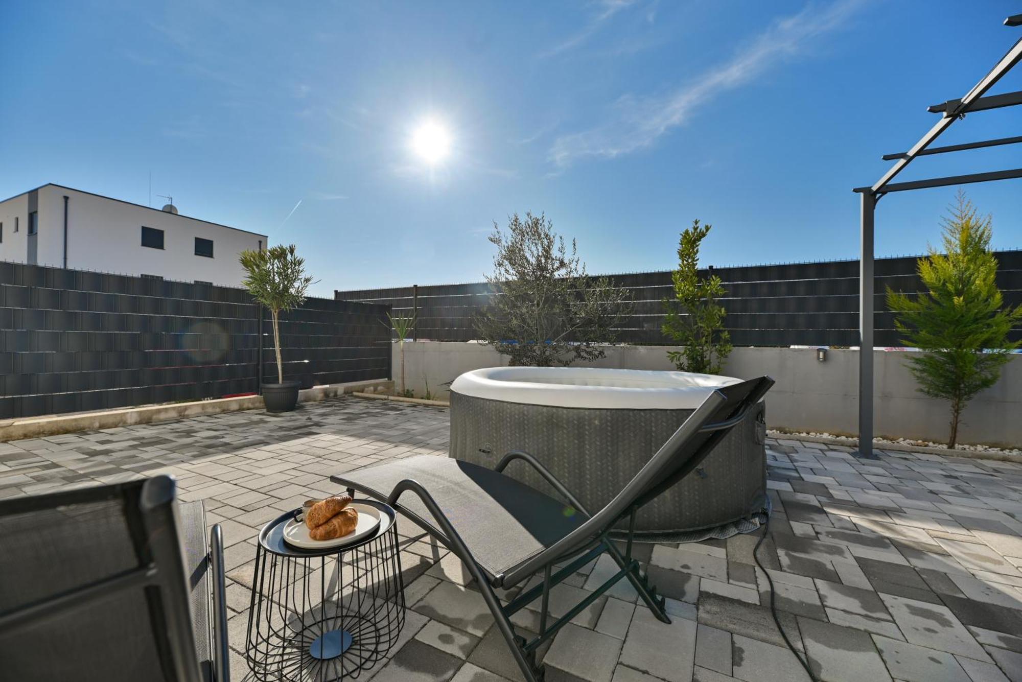 Luxury Apartment With Garden Jacuzzi And Wellness Trogir Eksteriør billede