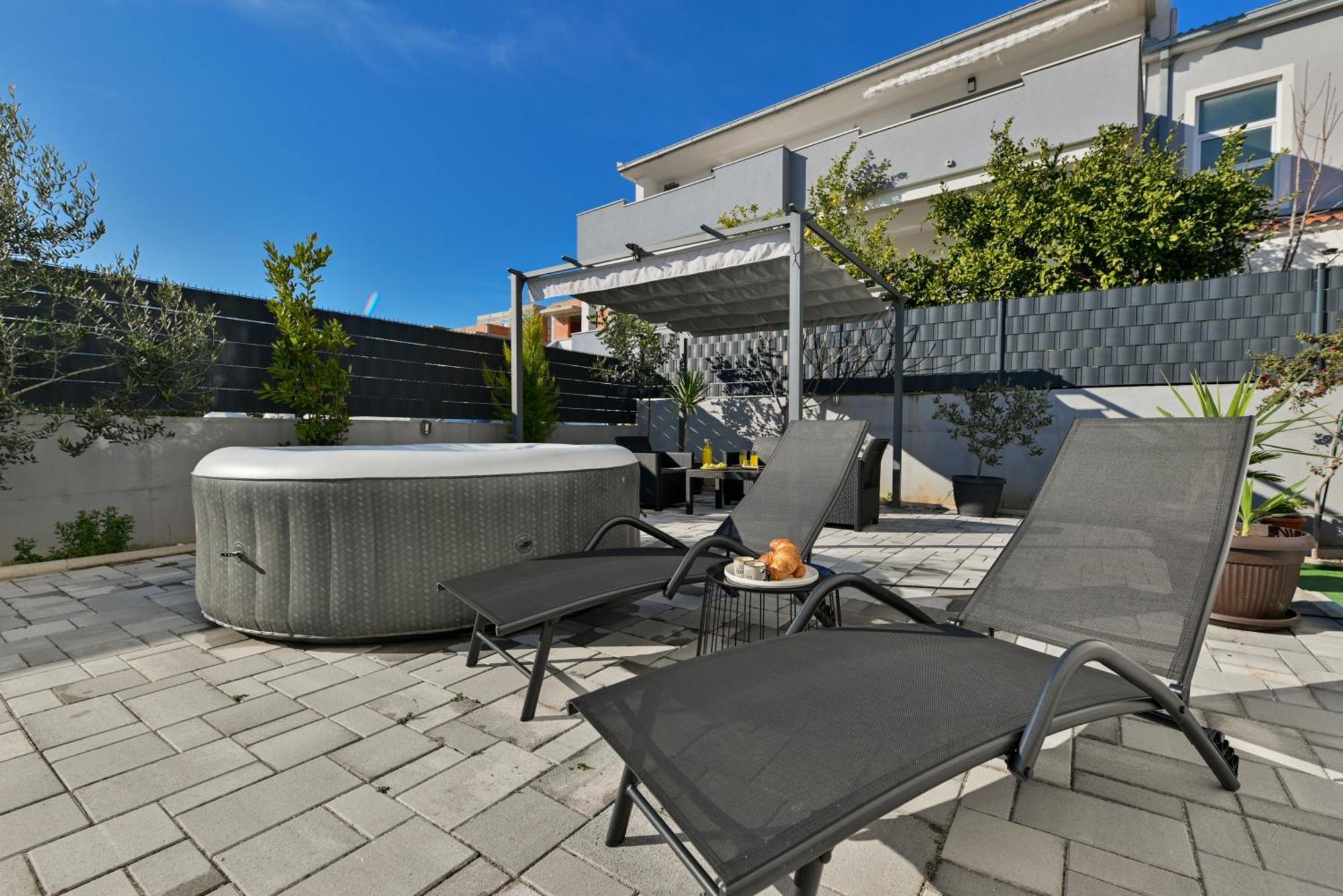 Luxury Apartment With Garden Jacuzzi And Wellness Trogir Eksteriør billede
