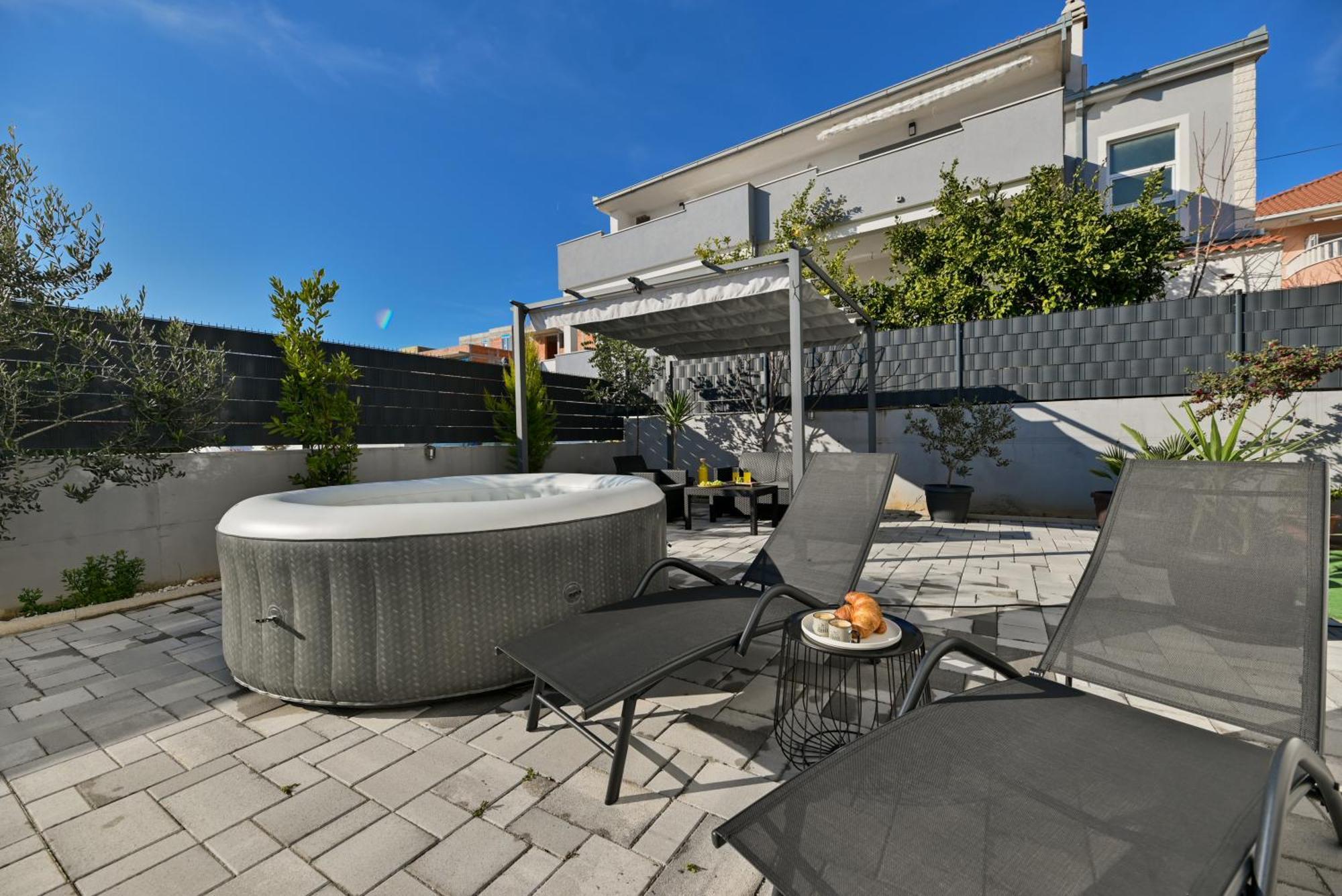 Luxury Apartment With Garden Jacuzzi And Wellness Trogir Eksteriør billede