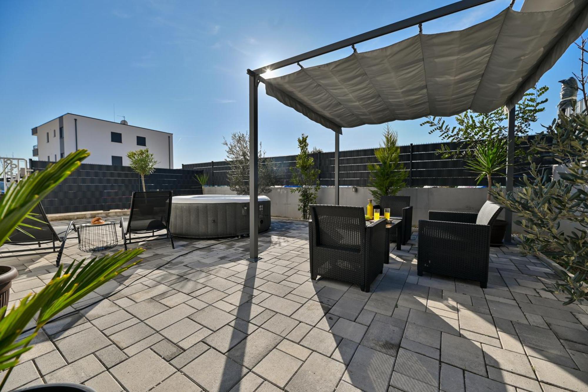 Luxury Apartment With Garden Jacuzzi And Wellness Trogir Eksteriør billede