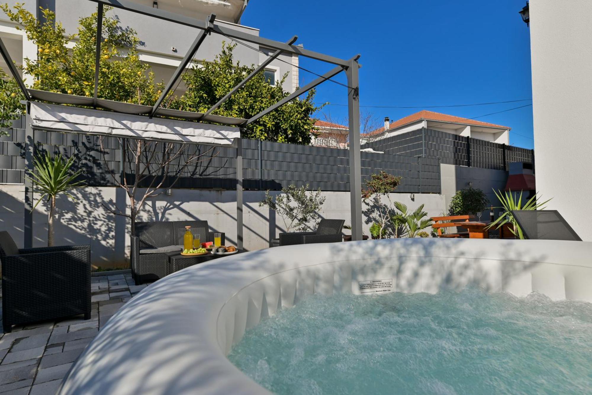 Luxury Apartment With Garden Jacuzzi And Wellness Trogir Eksteriør billede