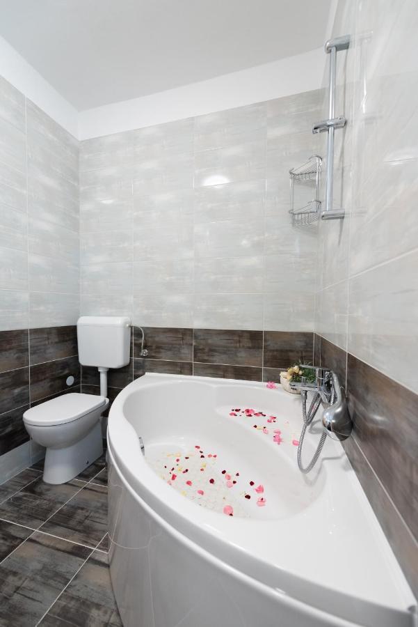 Luxury Apartment With Garden Jacuzzi And Wellness Trogir Eksteriør billede