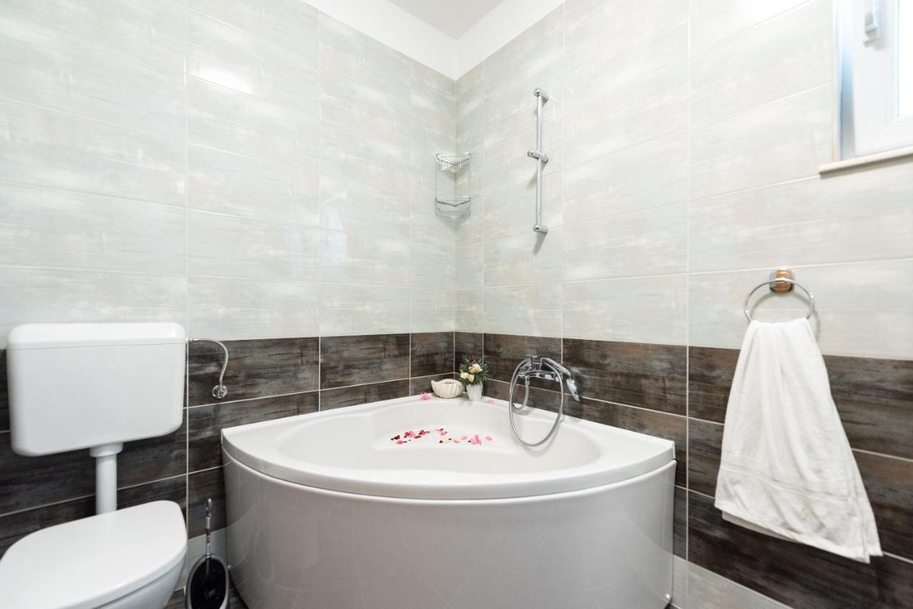 Luxury Apartment With Garden Jacuzzi And Wellness Trogir Eksteriør billede
